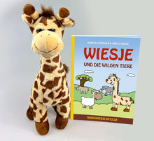 Lade das Bild in den Galerie-Viewer, Wiesje und die wilden Tiere + Giraffe Josefine als Kuscheltier
