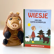 Lade das Bild in den Galerie-Viewer, Wiesje und der Super-Schnüffler - Kinderbuch plus Wildschwein Reinhard als Kuscheltier
